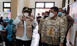 Camat Cinere, Mangnguluang Mansur (kanan) saat meninjau pelaksanaan vaksinasi, ist