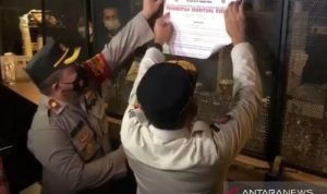 Kepala Satuan Polisi Pamong Praja DKI Jakarta Arifin bersama Kapolsek Cilandak Kompol Agung Permana menempelkan tanda penyegelan di salah satu tempat hiburan di Cilandak, Jakarta Selatan, Minggu (12/9/2021). ANTARA/ HO-Pokja Jakarta Selatan.
