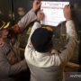 Kepala Satuan Polisi Pamong Praja DKI Jakarta Arifin bersama Kapolsek Cilandak Kompol Agung Permana menempelkan tanda penyegelan di salah satu tempat hiburan di Cilandak, Jakarta Selatan, Minggu (12/9/2021). ANTARA/ HO-Pokja Jakarta Selatan.