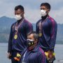 Peraih Medali Emas Andri Agus Mulyana dan Indra Hidayat (Atlet Dayung Jawa Barat) di Lomba Kayak 2/ Double Putera Jarak 1000 Meter berdiri bersama Ketua Koni Jawa Barat Ahmad Saefudin seusai menerima Medali, (28/09/2021). ANTARA/HO-PB PON XX PAPUA.