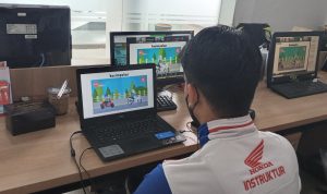 Instruktur Safety Riding sedang melaksanakan webinar pelatihan keselamatan berkendara bersama para peserta dari Universitas Widyatama.