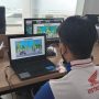 Instruktur Safety Riding sedang melaksanakan webinar pelatihan keselamatan berkendara bersama para peserta dari Universitas Widyatama.