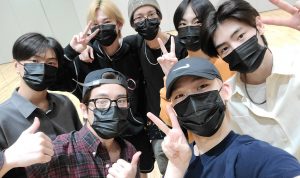 ENHYPEN dengan anggota lengkap, berfoto bersama. Foto: Twitter ENHYPEN_members