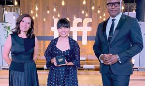 Film "Yuni" Raih Penghargaan di Ajang Toronto International Film Festival Suarakan Kebebasan Perempuan: Kamila Andini saat menerima penghargaan Platform Prize di Toronto International Film Festival (TIFF) 2021. (FOURCOLOURS FILM FOR JAWA POS)