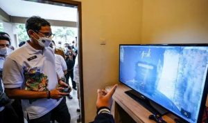 Menteri Pariwisata dan Ekonomi Kreatif/Kepala Badan Pariwisata dan Ekonomi Kreatif, Sandiaga Salahuddin Uno saat mencoba memainkan salah satu game lokal buatan anak bangsa. ANTARA/HO-Kemenparekraf