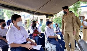 Tinjau Ge-SIP di SMPN 3, Wakil Wali Kota Depok: Semoga Jadi Contoh Wakil Wali Kota, Imam Budi Hartono (IBH) saat lakukan peninjauan Ge-SIP di SMPN 3 (Diskominfo)