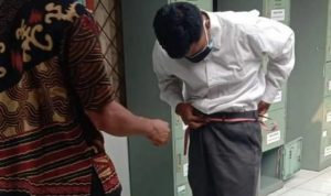 Salah satu peserta seleksi CASN 2021 mengikat celananya yang longgar pakai rafia, bikin heboh para guru honorer perserta tes PPPK 2021. Foto: Kanreg III BKN