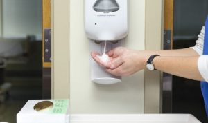 Ilustrasi penggunaan hand sanitizer. Selain memiliki bahan aktif alkohol 78 persen, hand sanitizer dianjurkan mengandung ekstrak lidah buaya atau Aloe vera dan Bright Sakura. (Very Well Health)