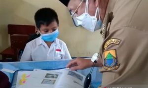 Bupati Cianjur, Jawa Barat, Herman Suherman, saat melakukan sidak ke sekolah dasar di wilayah kota, Senin (13/9). (FOTO ANTARAAhmad Fikri)