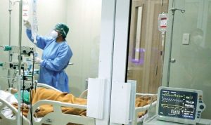 TIDAK PENUH LAGI: Perawatan pasien di RS Hermina Podomoro kemarin (15/9). BOR RS rujukan Covid-19 turun hingga 25,04 persen. (FEDRIK TARIGAN/JAWA POS)