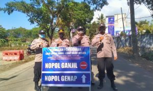 jajaran Polsek Tarogong kaler tengah melaksanakan ganjil genap di akses masuk obyek wisata