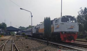 Kereta Api Siliwangi jurusan Cipatat-Cianjur-Sukabumi, saat menunggu penumpang di Stasiun Cianjur, Jawa Barat. ANTARA/Ahmad Fikri