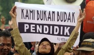 Ilustrasi guru honorer sedang berdemo. (Dok. Jawa Pos)