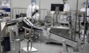 Karyawan mengawasi proses produksi vaksin COVID-19 di Beijing Biological Products Institute, unit dari China National Biotec Group (CNBG), anak perusahaan Sinopharm di Kota Beijing, China, Jumat (26/2/2021). (ANTARA FOTO/REUTERS/Tingshu Wang/wsj.)