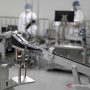 Karyawan mengawasi proses produksi vaksin COVID-19 di Beijing Biological Products Institute, unit dari China National Biotec Group (CNBG), anak perusahaan Sinopharm di Kota Beijing, China, Jumat (26/2/2021). (ANTARA FOTO/REUTERS/Tingshu Wang/wsj.)