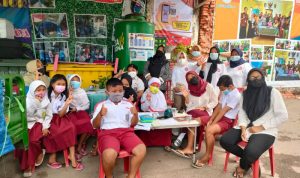 Ketua Komisi D DPRD Surabaya Khusnul Khotimah saat berkunjung ke Bank Sampah Sektor Sampah Berkah atau BSS Samber Jalan Kedondong Kidul Nomor 12 Kota Surabaya, Senin (13/9/2021). (FOTO ANTARA/HO-DPRD Surabaya)