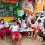 Ketua Komisi D DPRD Surabaya Khusnul Khotimah saat berkunjung ke Bank Sampah Sektor Sampah Berkah atau BSS Samber Jalan Kedondong Kidul Nomor 12 Kota Surabaya, Senin (13/9/2021). (FOTO ANTARA/HO-DPRD Surabaya)