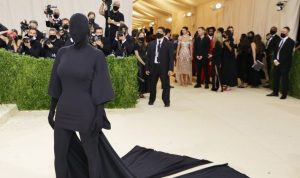 Kim Kardashian Tampil Hitam Tertutup di Met Gala