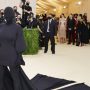 Kim Kardashian Tampil Hitam Tertutup di Met Gala