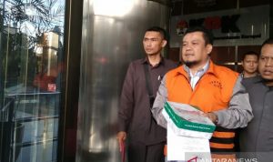 Dua Mantan Anggota DPRD Bandung Dieksekusi ke Lapas Sukamiskin Mantan Anggota DPRD Kota Bandung Tomtom Dabbul Qomar (rompi jingga), terpidana perkara korupsi pengadaan tanah untuk Ruang Terbuka Hijau (RTH) Kota Bandung, Jawa Barat tahun 2012 dan 2013. ANTARA/Benardy Ferdiansyah,