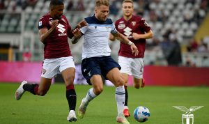 Pemain Lazio menguasai bola. (@OfficialSSLazio/twitter)