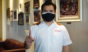 Lerri Gunawan, Chief Operating Officer PT Daya Adicipta Motora (DAM), meraih penghargaan West Java Marketing Champion 2021 di sektor Automotive.