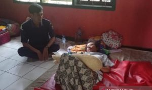 Miris, Pekerja Migran Asal Cianjur Pulang dalam Kondisi Lumpuh dan Amnesia Lesi Kulsum (30) Pekerja Migran asal Cianjur, Jawa Barat, hanya bisa terbaring di atas kasur karena mengalami lumpuh dan hilang ingatan saat hendak bekerja di Dubai. ANTARA POTO. (Ahmad Fikri)