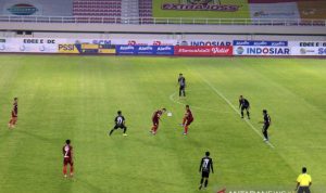Dua pemain depan Persis Solo saat mengontrol bola dan dijaga beberap pemain PSG dalam pertandingan perdana Liga 2 Musim 2021 di S tadion Manahan Solo, Minggu (26/9/2021). (ANTARA/Bambang Dwi Marwoto)