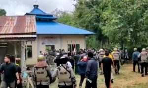 Masjid Ahmadiyah di kecamatan Tempunak, Kabupaten Sintang, Kalimantan Barat diamuk massa. (Istimewa)