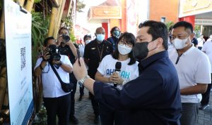 Menteri BUMN Erick Thohir (tengah) didampingi Direktur Utama Telkom Ririek Adriansyah (kanan) melakukan check-in digital dengan scan QR Code PeduliLindungi sebelum memasuki lokasi UMKM saat kunjungan kerja di Denpasar pada Senin, (20/9). Aplikasi PeduliLindungi merupakan solusi yang tepat untuk mendorong roda perekonomian agar terus berjalan dengan tetap mengutamakan pengendalian penyebaran Covid-19. Diharapkan dengan semakin masifnya implementasi PeduliLindungi dan peningkatan jumlah masyarakat yang sudah vaksin, Bali dapat kembali bangkit dan menyambut kedatangan wisatawan seperti sediakala.