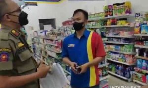 Pemkot Bekasi Sosialisasikan Aplikasi PeduliLindungi di Minimarket Anggota Satpol PP Kota Bekasi, Jawa Barat melakukan sosialisasi rencana kebijakan penggunaan aplikasi PeduliLindungi bagi pengunjung toko swalayan kepada pegawai. ANTARA/Pradita Kurniawan Syah