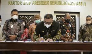 Kepala Staf Kepresidenan (KSP) Moeldoko saat mengawal proses penandatanganan Kesepahaman Bersama sekaligus Penandatanganan Perjanjian Kerja Sama sektor Kelautan dan Perikanan bersama Kemendagri, KemenKKP, Baharkam Polri dan Kepala Daerah dari 6 Provinsi, Selasa (14/9/2021). (ANTARA/HO-KSP.)