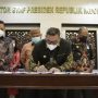 Kepala Staf Kepresidenan (KSP) Moeldoko saat mengawal proses penandatanganan Kesepahaman Bersama sekaligus Penandatanganan Perjanjian Kerja Sama sektor Kelautan dan Perikanan bersama Kemendagri, KemenKKP, Baharkam Polri dan Kepala Daerah dari 6 Provinsi, Selasa (14/9/2021). (ANTARA/HO-KSP.)