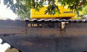 Musim Penghujan, DPUPR Depok Gencar Normalisasi Situ, Tak Ada Anggaran Khusus Sebuah alat berat berjenis amphibi sedang dikerahkan untuk mengeruk sedimen lumpur di Situ Pengarengan (Haris Samsuddin/Jabar Ekspres)