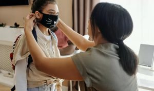 Ilustrasi orangtua tengah mempersiapkan anak untuk sekolah tatap muka. (ANTARA/HO-Pexels)