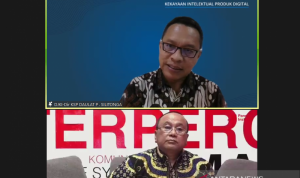 Tangkapan layar Direktur Kerjasama dan Pemberdayaan Kekayaan Intelektual, Kementerian Hukum dan HAM, Daulat Pandapotan Silitonga (atas) dan Co-founder dan Anggota PANDI, Andi Budimansyah dalam acara Cybertalk bertema "Kekayaan Intelektual Produk Digital", Sabtu (25/9/2021) (ANTARA/Lia Wanadriani Santosa)
