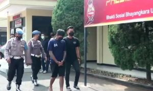 Pria berinisial K, pelaku perampokan bermodus cash on delivery (COD) saat di Mapolresta Bandung, Senin (6/9). Foto: Dokumentasi Polresta Bandung