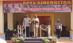 Kapolresta Kota Bogor Kombes Pol. Susatyo Purnomo Condro (kiri) dan Wali Kota Bogor pada apel sinergitas Tim Pemburu Vaksinasi di Mapolresta Bogor, Jawa Barat, Senin (20/9/2021). ANTARA/HO-Pemkot Bogor