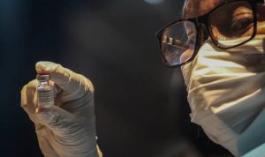 Vaksin Pfizer Menyerang Sel Darah Putih? Begini Penjelasan yang Benar ILUSTRASI: Petugas menunjukkan vaksin Pfizer saat pelayanan vaksinasi COVID-19. (ANTARA FOTO/Fauzan/rwa)