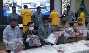 Kabid Humas Polda Jabar, Kombes Pol Erdi A Chaniago saat konferensi pers pengungkapan sindikat penjualan sertifikat vaksin COVID-19 palsu di Polda Jawa Barat, Selasa (14/9). Foto-Dok Polri.