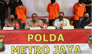 Kabid Humas Polda Metro Jaya Kombes Pol Yusri Yunus (kedua kiri) dan Direktur Reserse Kriminal Umum Polda Metro Jaya Kombes Pol Tubagus Ade Hidayat (kedua kanan) berikan keterangan terkait penangkapan tiga tersangka kasus pembunuhan berencana di Tangerang, dalam jumpa pers di Polda Metro Jaya, Selasa (28/9/2021). ANTARA/Fianda Sjofjan Rassat