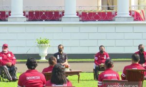 Tangkapan layar Presiden Joko Widodo memberikan bonus bagi para atlet serta pelatih yang berlaga di Paralimpiade Tokyo 2020 di halaman Istana Kepresidenan Bogor, Jumat (17/9/2021). ANTARA/Desca Lidya Natalia