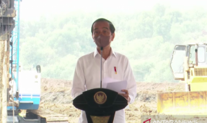 Pabrik Baterai Kendaraan Listrik Pertama di Asia Tenggara Ada di Indonesia Tangkapan Layar - Presiden Joko Widodo resmi memulai peletakan batu pertama (groundbreaking) pabrik baterai kendaraan listrik pertama di Asia Tenggara, yang berlokasi di Kabupaten Karawang, Jawa Barat, Rabu (15/9). (ANTARA/Youtube Sekretariat Presiden/Indra Arief)
