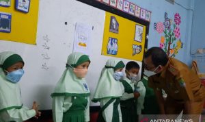 Kepala Dinas Pendidikan Kota Bekasi Inayatullah meninjau pelaksanaan pembelajaran tatap muka terbatas untuk sekolah jenjang PAUD-Taman Kanak-Kanak. (ANTARA/Pradita Kurniawan Syah).