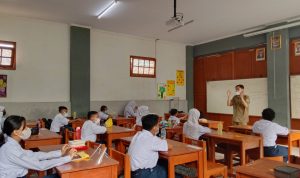 ILUSTRASI: Siswa melaksanakan kegiatan belajar mengajar dengan aturan prokes yang ketat, Senin (6/7). (Intan Aida/Jabar Ekspres)