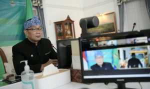 Gubernur Jawa Barat (Jabar) M Ridwan Kamil meluncurkan  pemasaran perdana produk pupuk organik limbah kotoran hewan yang dikelola peternak anggota Koperasi Peternakan Bandung Selatan (KPBS).  (ANTARA/HO-Humas Pemprov Jabar)