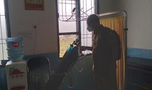 Pegawai UPTD Puskesmas Cisempur saat melihat jendela yang dirusak maling sebagai akses masuk, Selasa (7/9). (Yanuar Baswata/Jabar Ekspres)