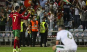 Penyerang Cristiano Ronaldo merayakan keberhasilannya mencetak gol ke gawang Republik Irlandia pada babak kualifikasi Piala Dunia 2022 Qatar zona Eropa Grup A di Stadion Algarve, Almancil, Portugal, 1 September 2021. (ANTARA/AFP/CARLOS COSTA) rekor gol