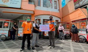 Penyerahan Gerobak UMKM kepada penerima manfaat Wakaf UMKM Rumah Zakat di Bandung, Selasa, (21/9).