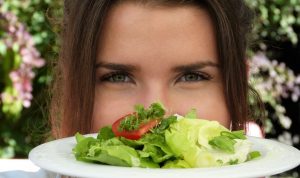 Ilustrasi wanita sedang membawa salad (Pixabay)